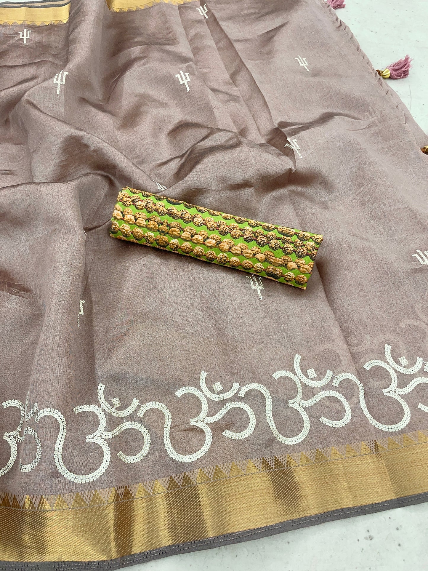 Elegant Handcrafted Saree – A Timeless Blend of Tradition & Style - GAJARI